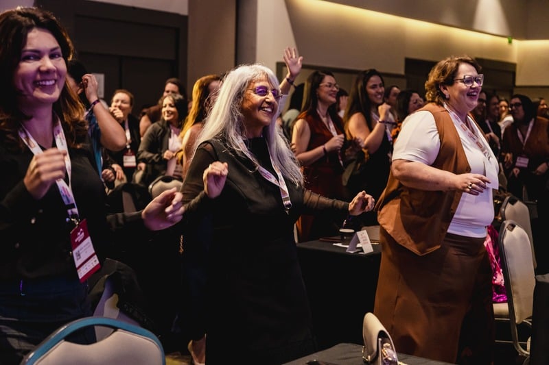 Participantes celebrando durante o Summit Rental Gestoras