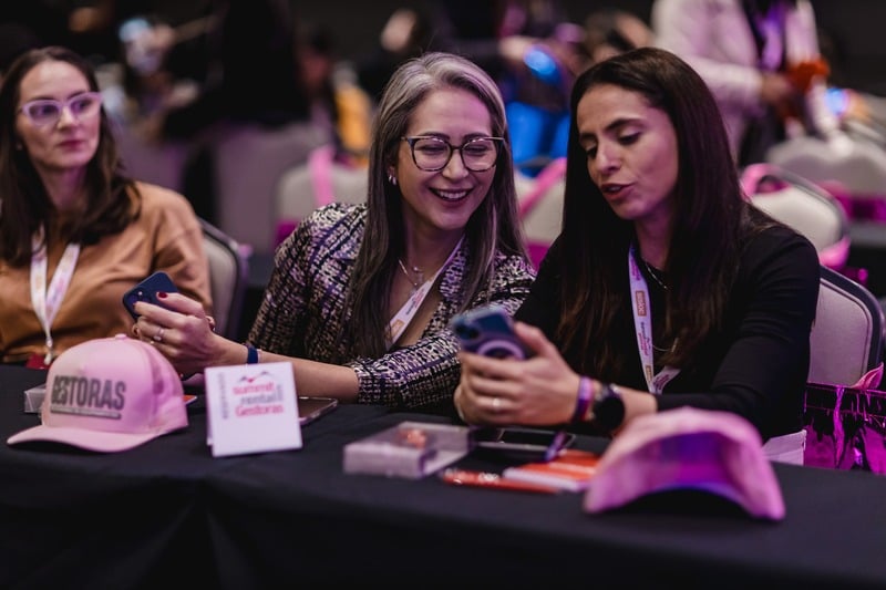 Empresárias reunidas em uma mesa do Summit Rental Gestoras