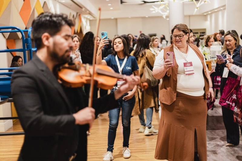 Apresentação musical na abertura do Summit Rental Gestoras