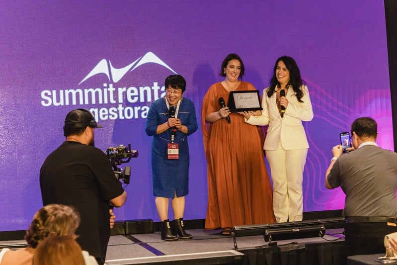 Premiação no palco do Summit Rental Gestoras